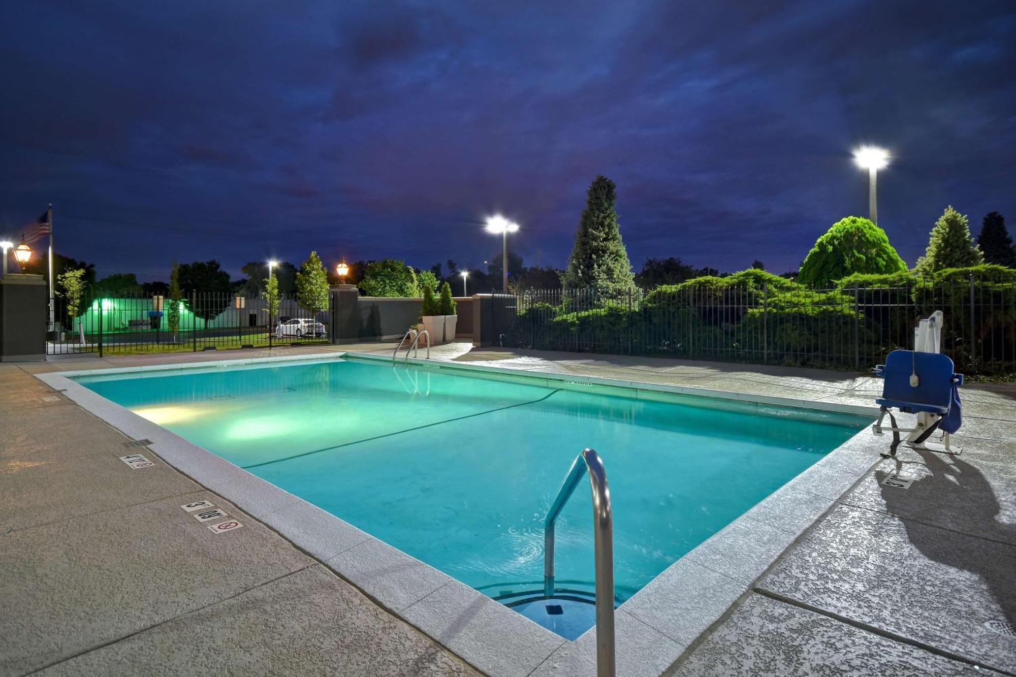 Doubletree By Hilton St. Louis Airport, Mo Hotel Woodson Terrace Exterior photo
