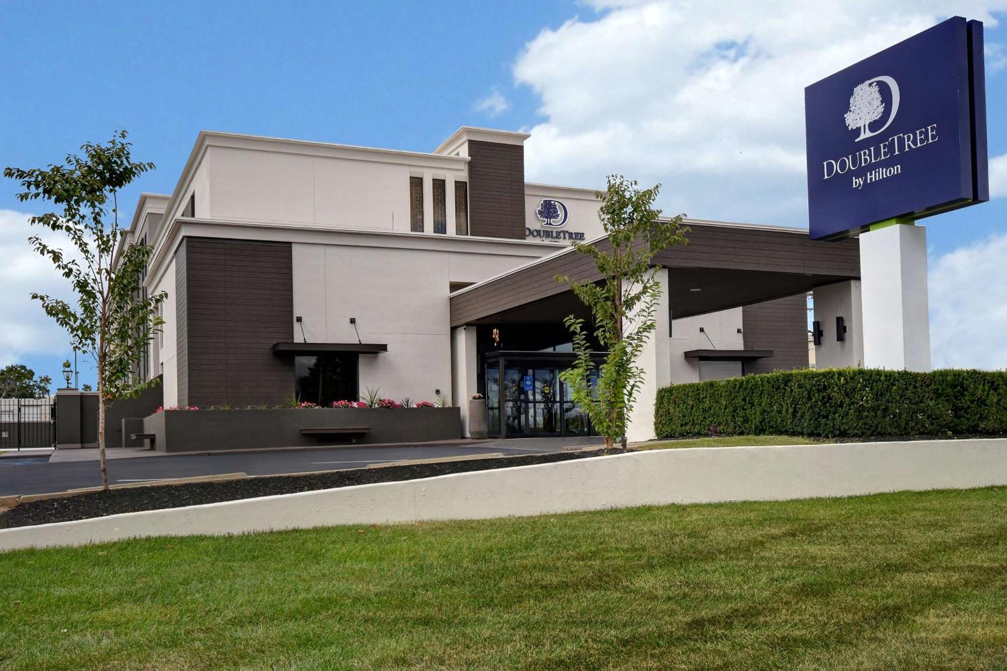 Doubletree By Hilton St. Louis Airport, Mo Hotel Woodson Terrace Exterior photo